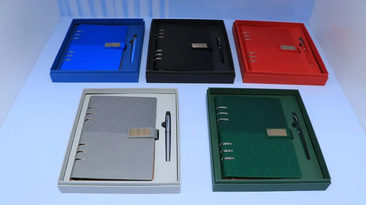Blue ring-bound organiser and pen in a blue gift box, Hensa