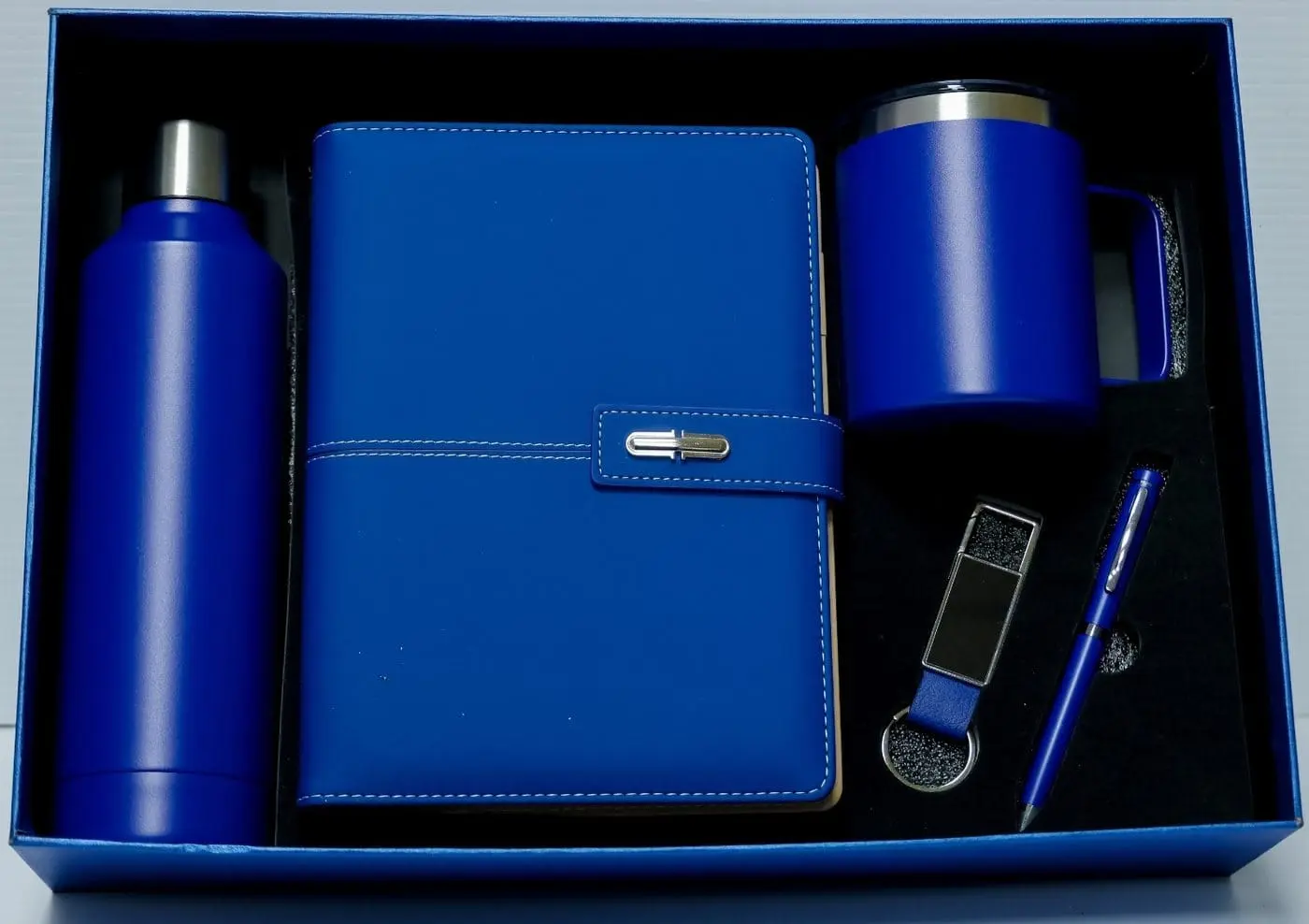 Blue notebook, water bottle, mug, pen and keyholder in a blue gift box, Hensa