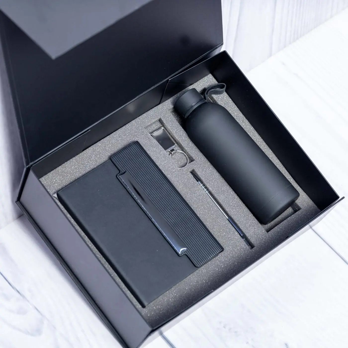 Black notebook, sports bottle and pen in a black gift box, Hensa