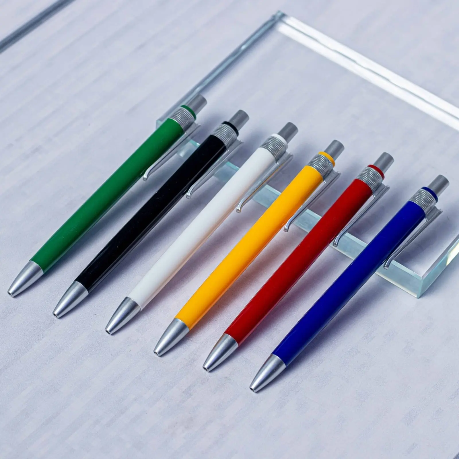 Eight matte plastic pens with dark grey clips in several colours, Hensa