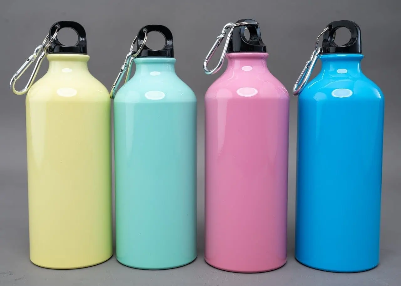 Four glossy pastel kids water bottles with black caps and carabiner clips, Hensa