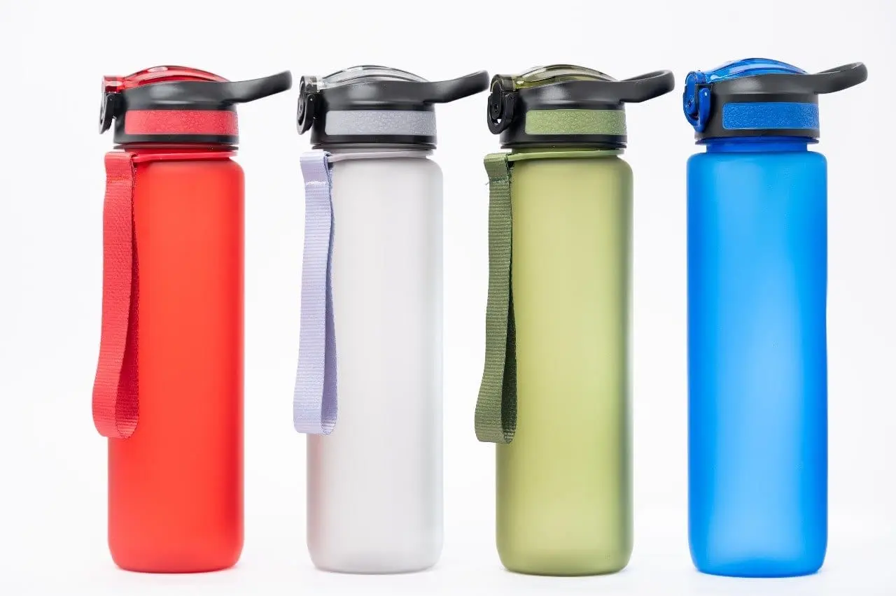 Four frosted 1 litre plastic water bottles with carry straps and flip lids, Hensa