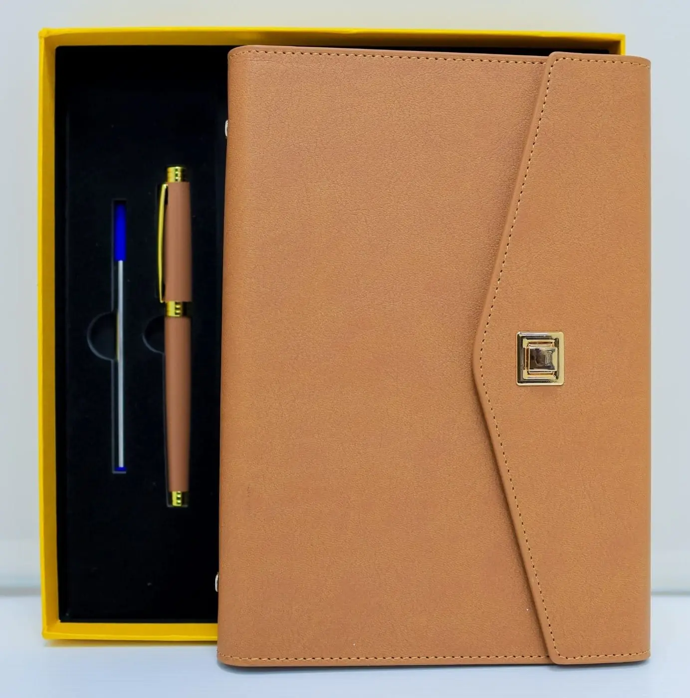 Tan envelope-flap notebook with two pens in a gift box, Hensa