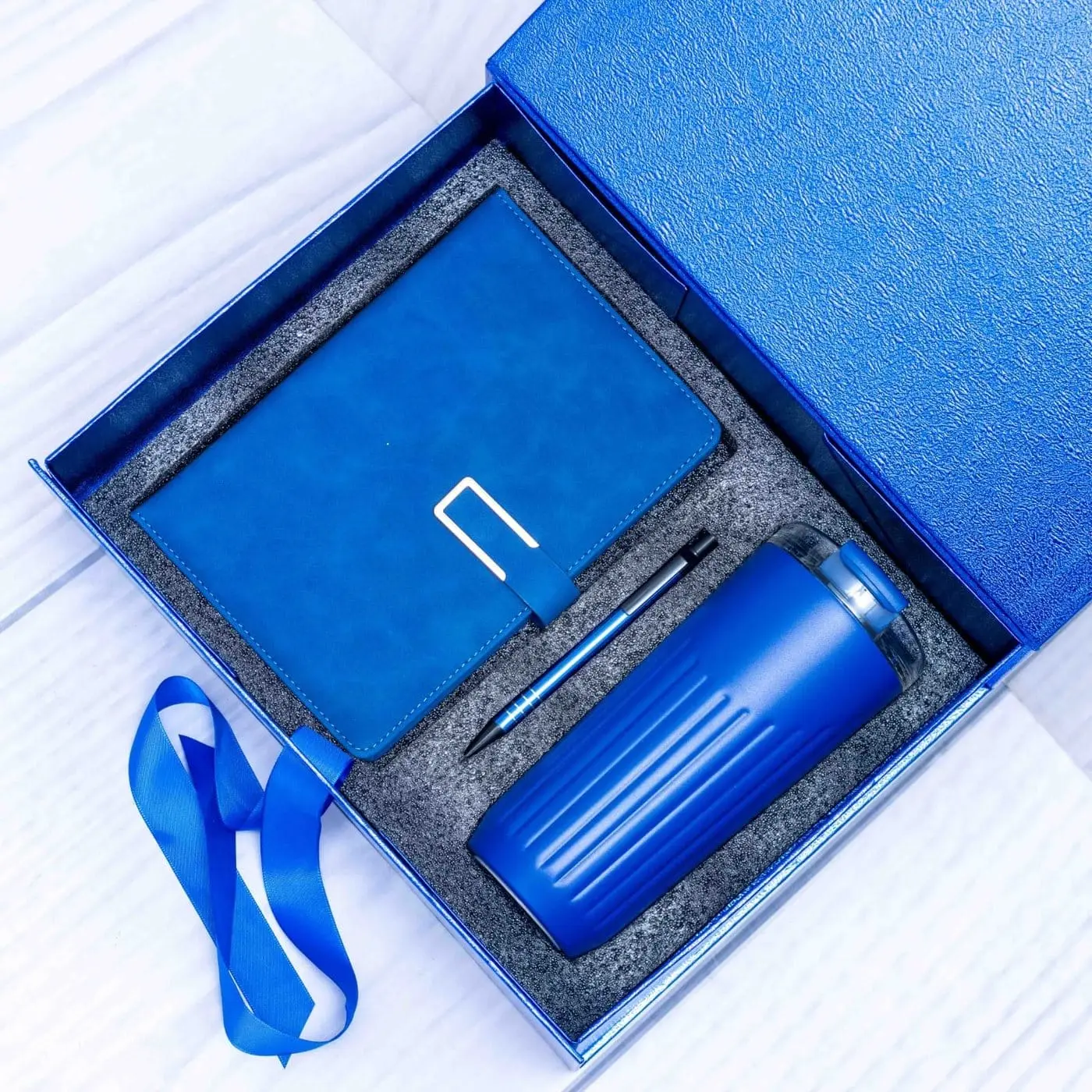 Blue notebook, ribbed tumbler and pen in a blue gift box with ribbon, Hensa