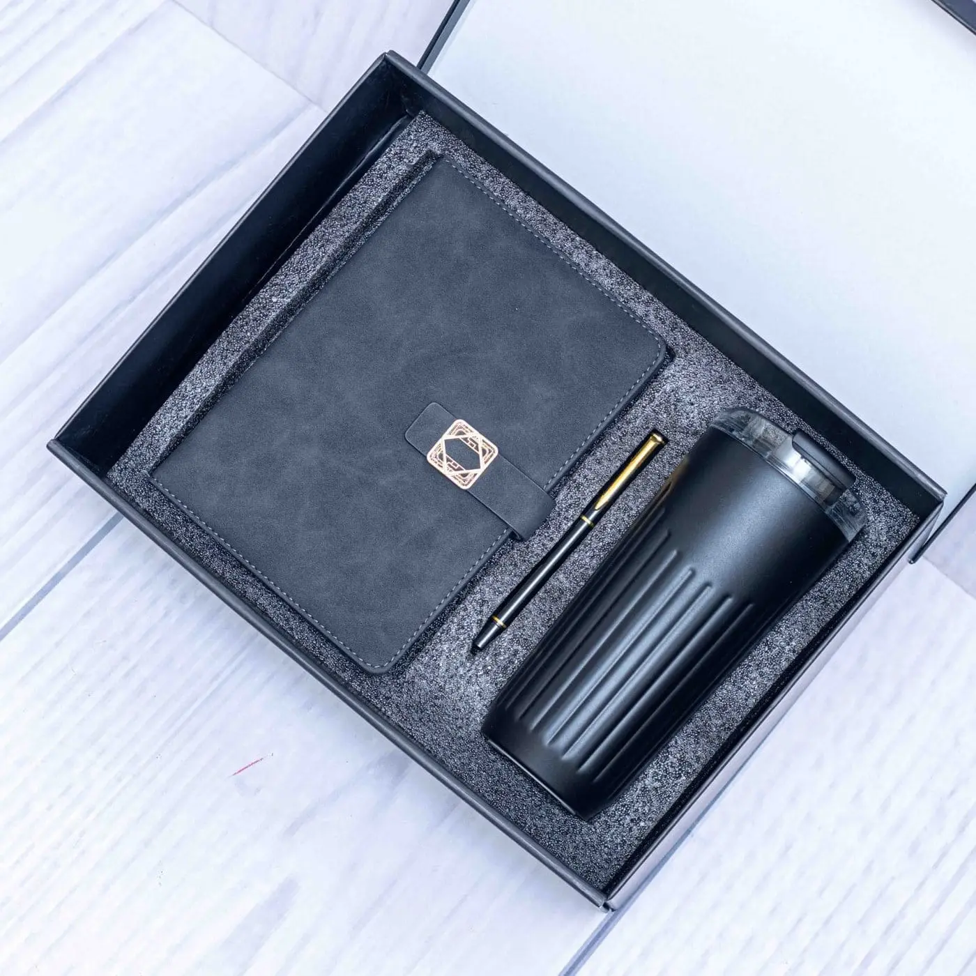 Black notebook, ribbed tumbler and pen in a black gift box, Hensa