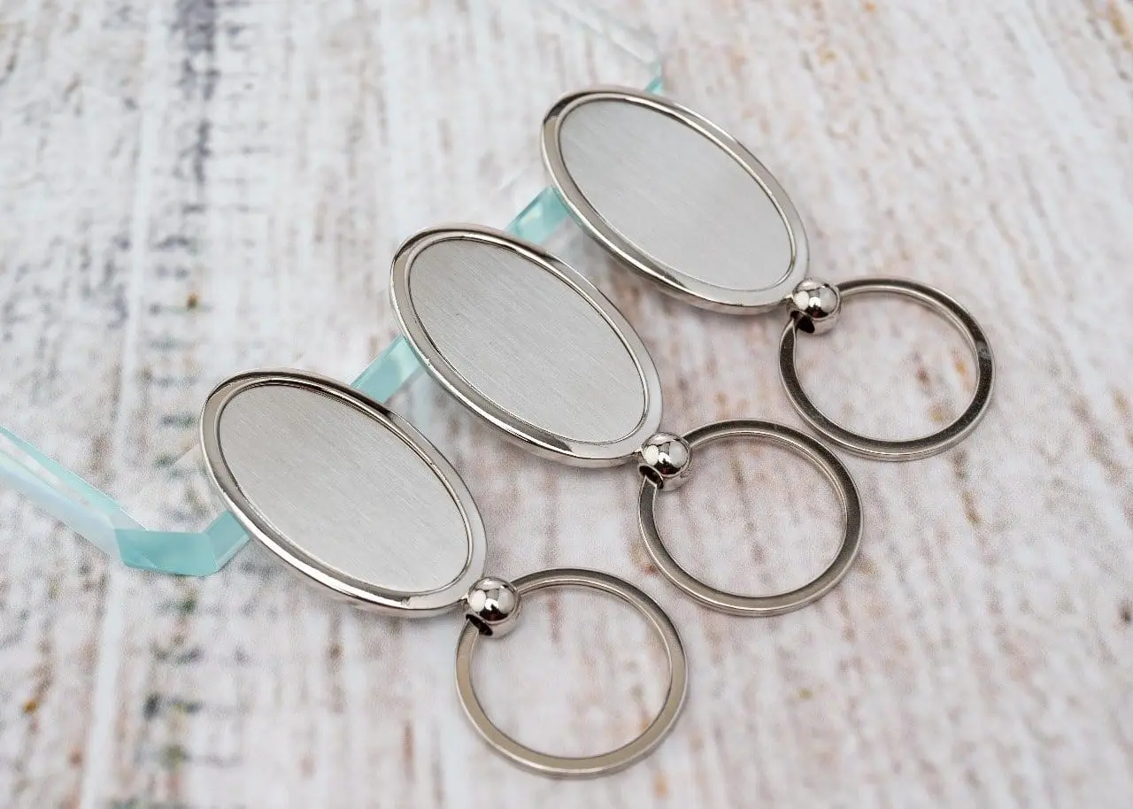 Three oval metal keyholders, Hensa