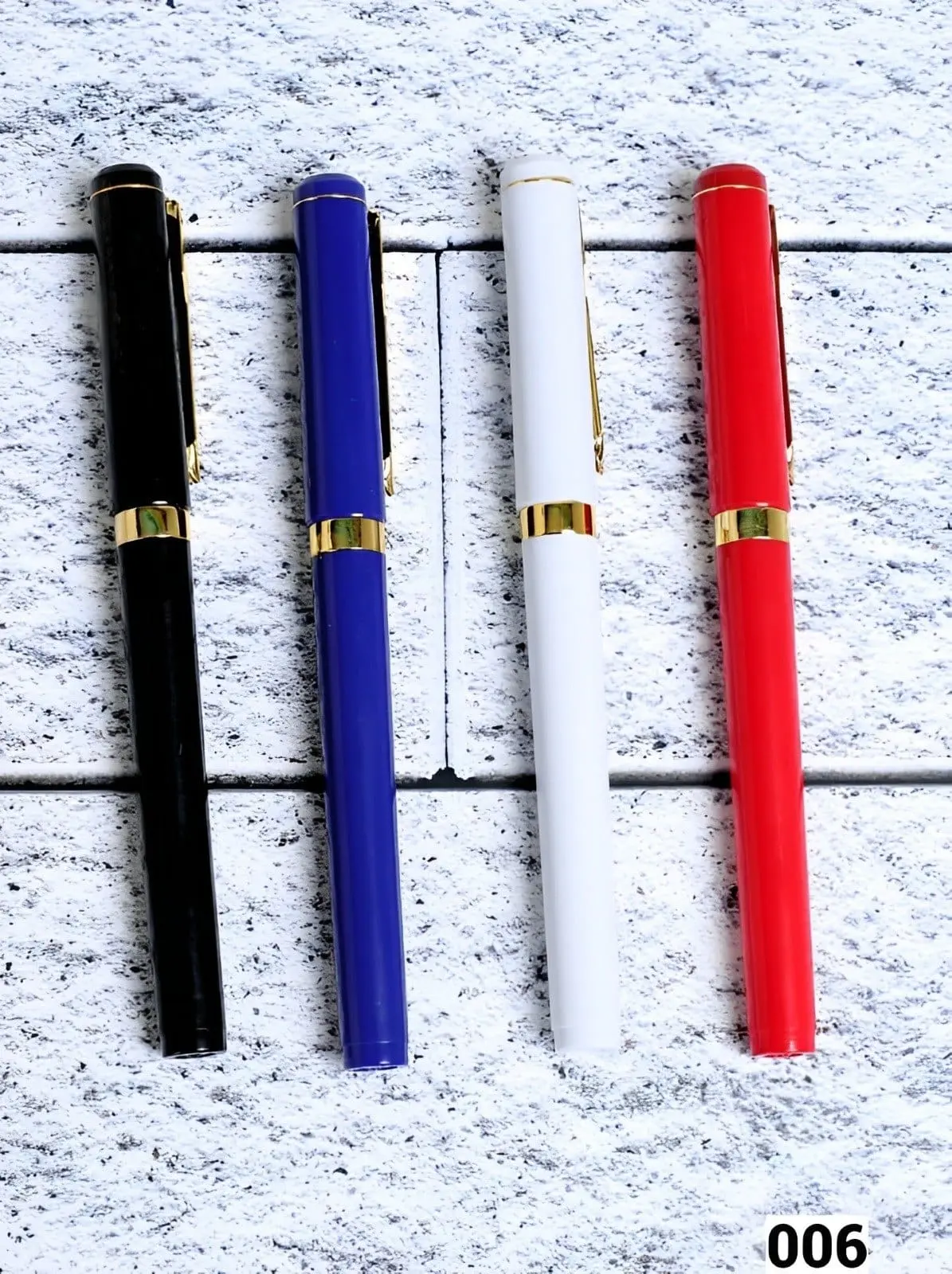 Four capped slim pens with gold trim in black, blue, white and red, Hensa