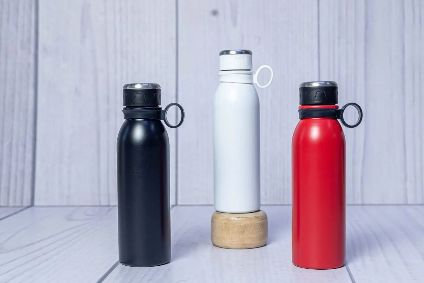 Black, white and red matte water bottles with ring-handle caps, Hensa