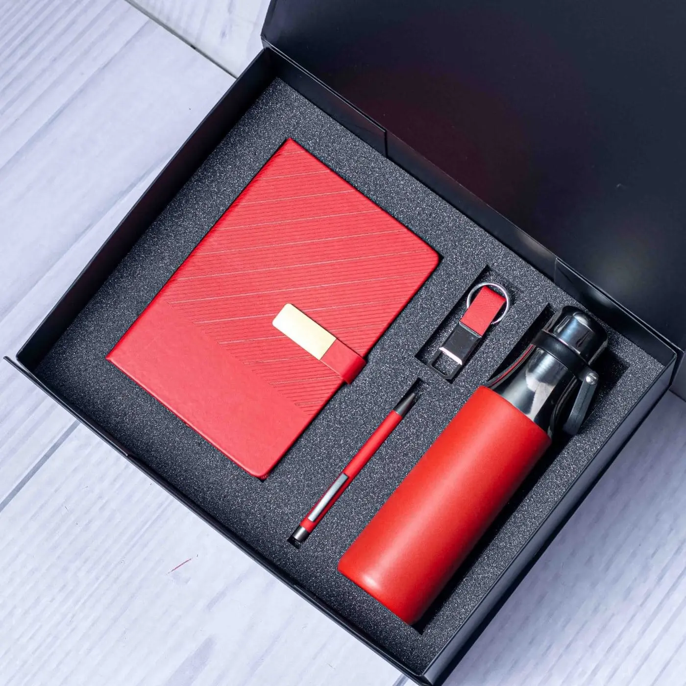 Red arrow-pattern notebook, flask, pen and keyholder in a black gift box, Hensa
