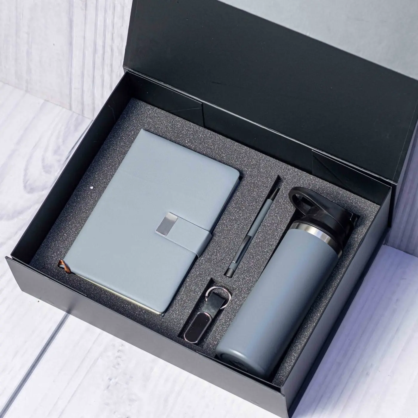 Grey notebook, sports bottle, pen and keyholder in a black gift box, Hensa