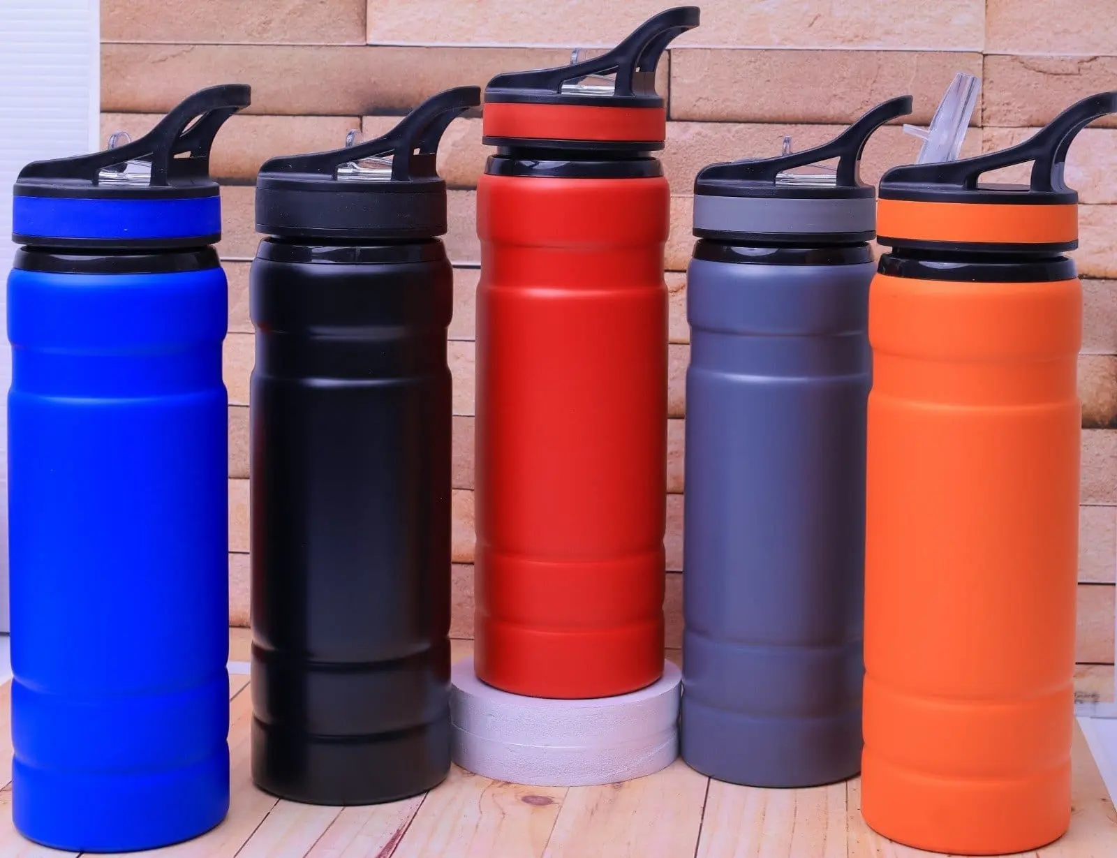 Five matte ribbed metal water bottles with flip-up straw lids, Hensa