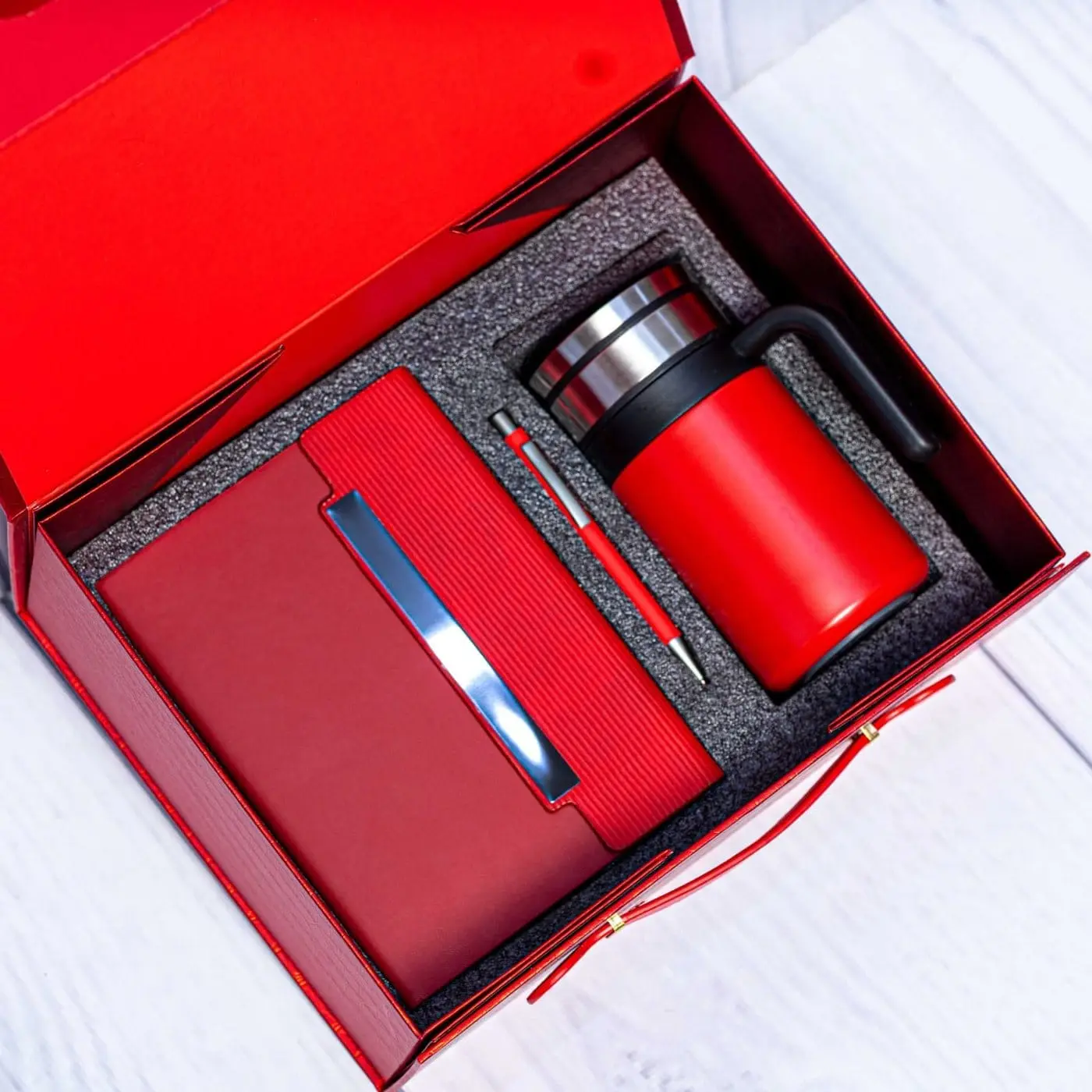 Red notebook, insulated tea mug and pen in a red gift box, Hensa