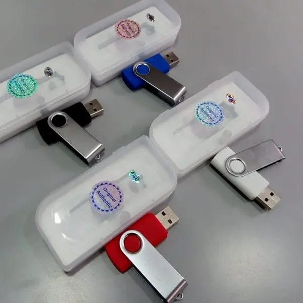 Black, blue, white and red 4GB swivel flash drives in clear cases, Hensa