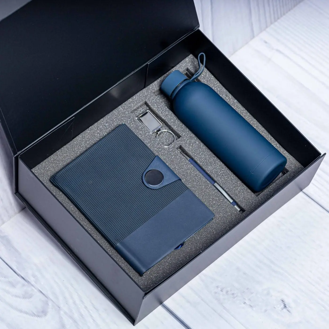 Navy notebook, sports bottle and pen in a black gift box, Hensa