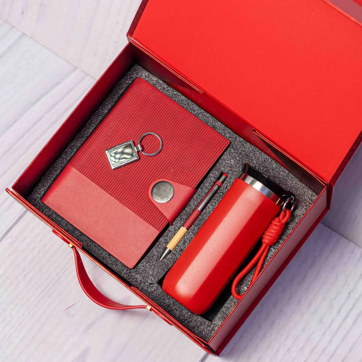 Red notebook, water bottle, pen and keyholder in a red gift box, Hensa
