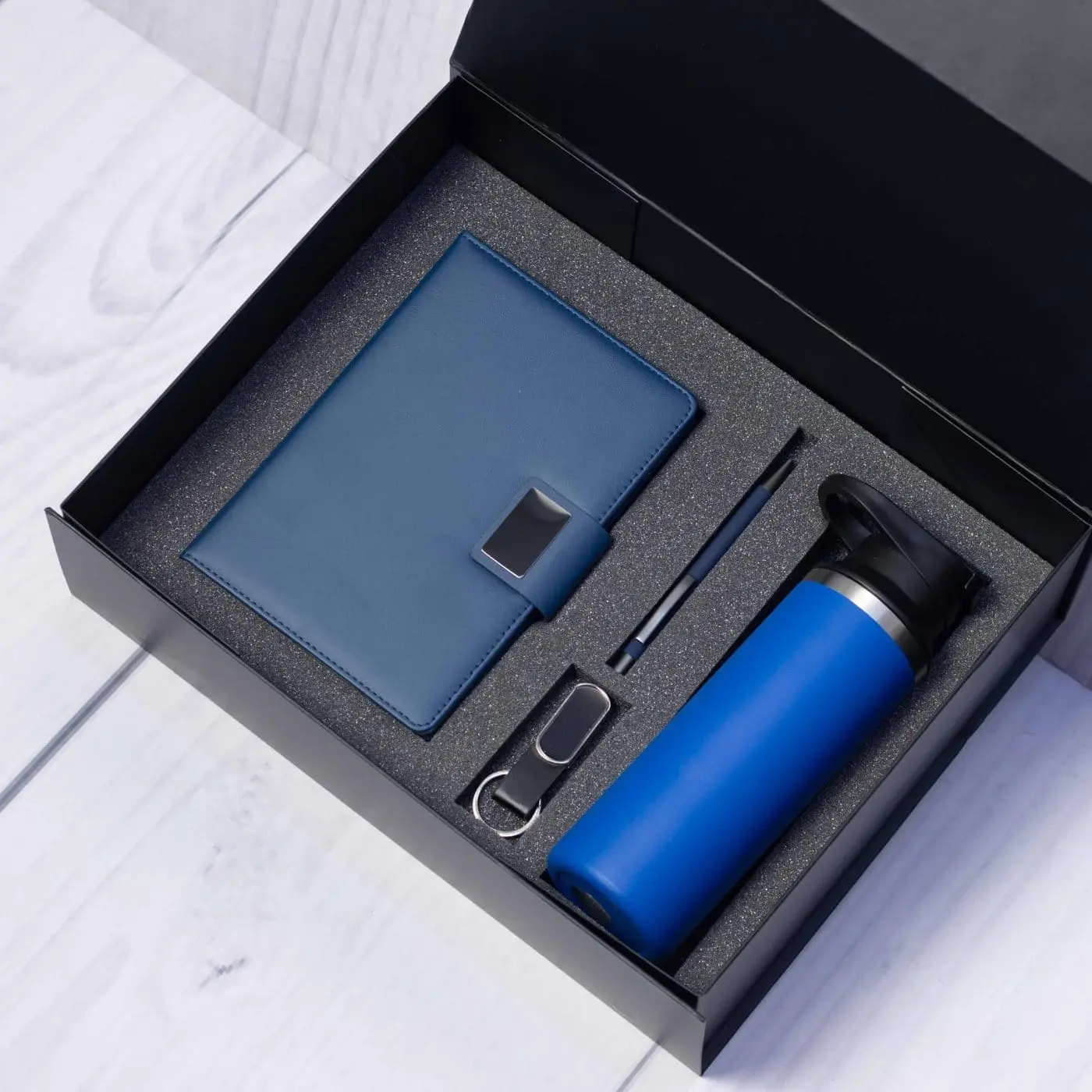 Navy notebook, sports bottle, pen and keyholder in a black gift box, Hensa