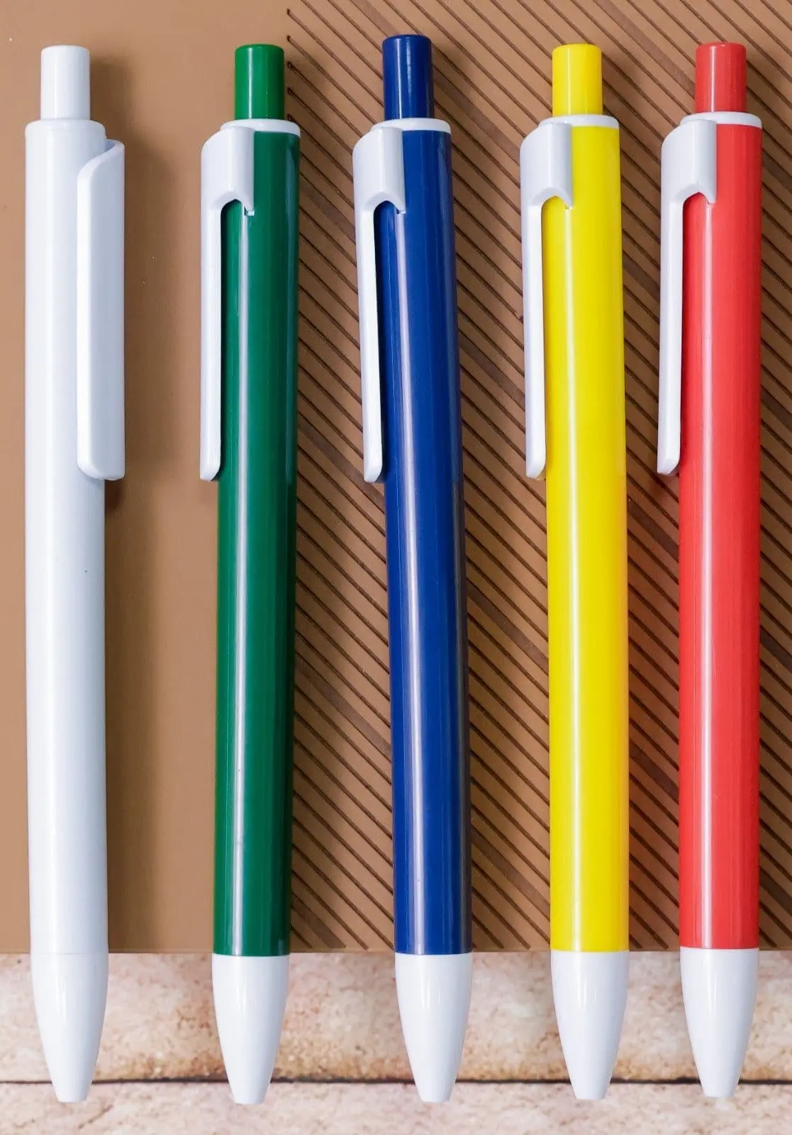 Five plastic click pens in white, green, blue, yellow and red, Hensa